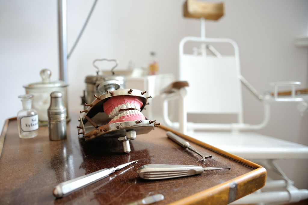 Narzędzia stomatologiczne wraz z modelem szczęki i fotelem dentystycznym