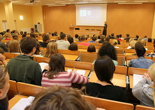 Studenci podczas wykładu na sali wykładowej.