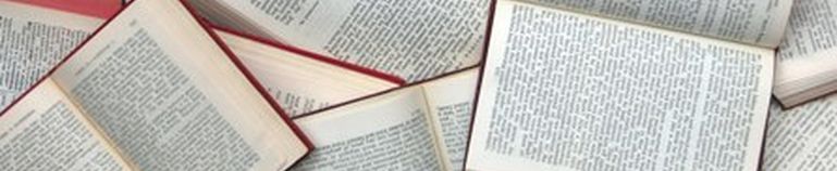 Podręczniki. Zdjęcie przedstawiajace kilka otwartych książek