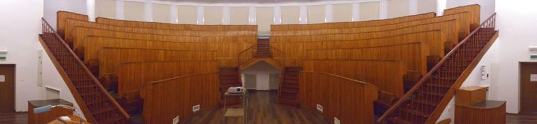 Tematyka wykładów w roku 2025/2026. Panorama auli wykładowej Centrum Dydaktyki Stomatologicznej