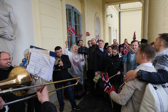 Image: People with instruments and Norwegian flags celebrating in the Palace garden 