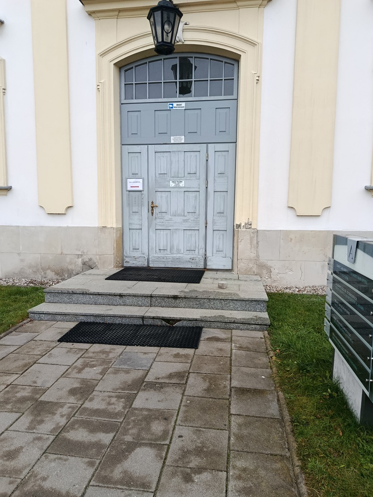 Opis alternatywny znajduje się w treści