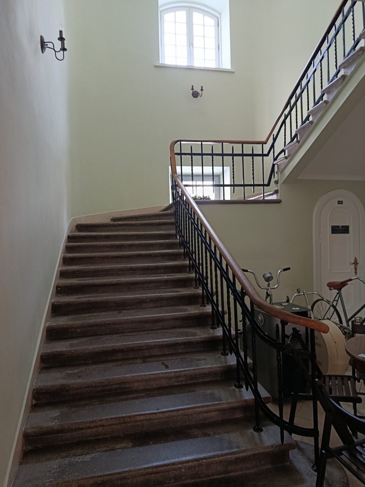 Opis alternatywny znajduje się w treści