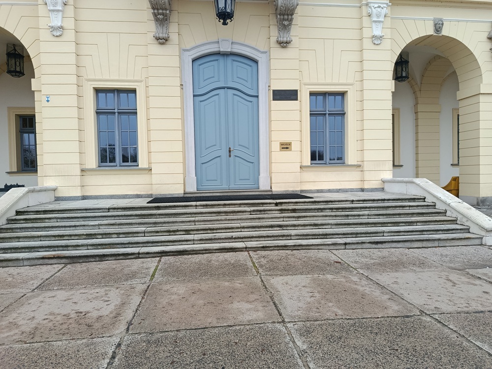 Opis alternatywny znajduje się w treści