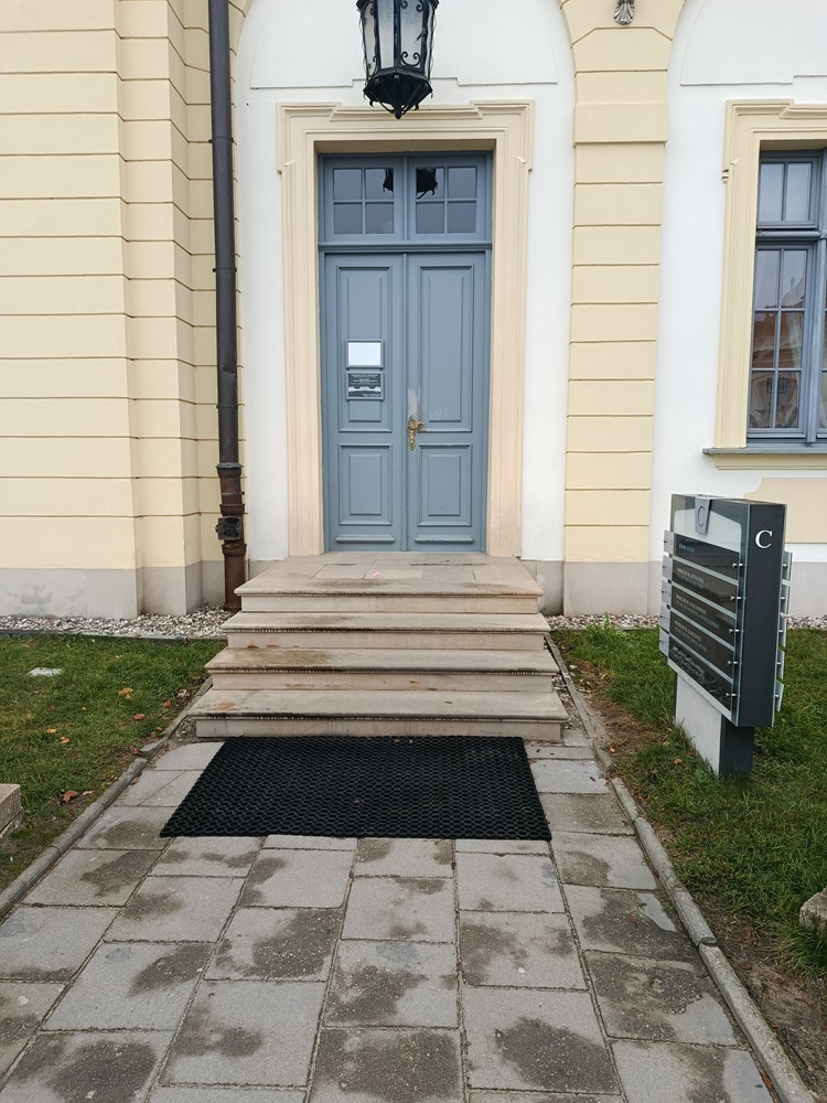 Opis alternatywny znajduje się w treści