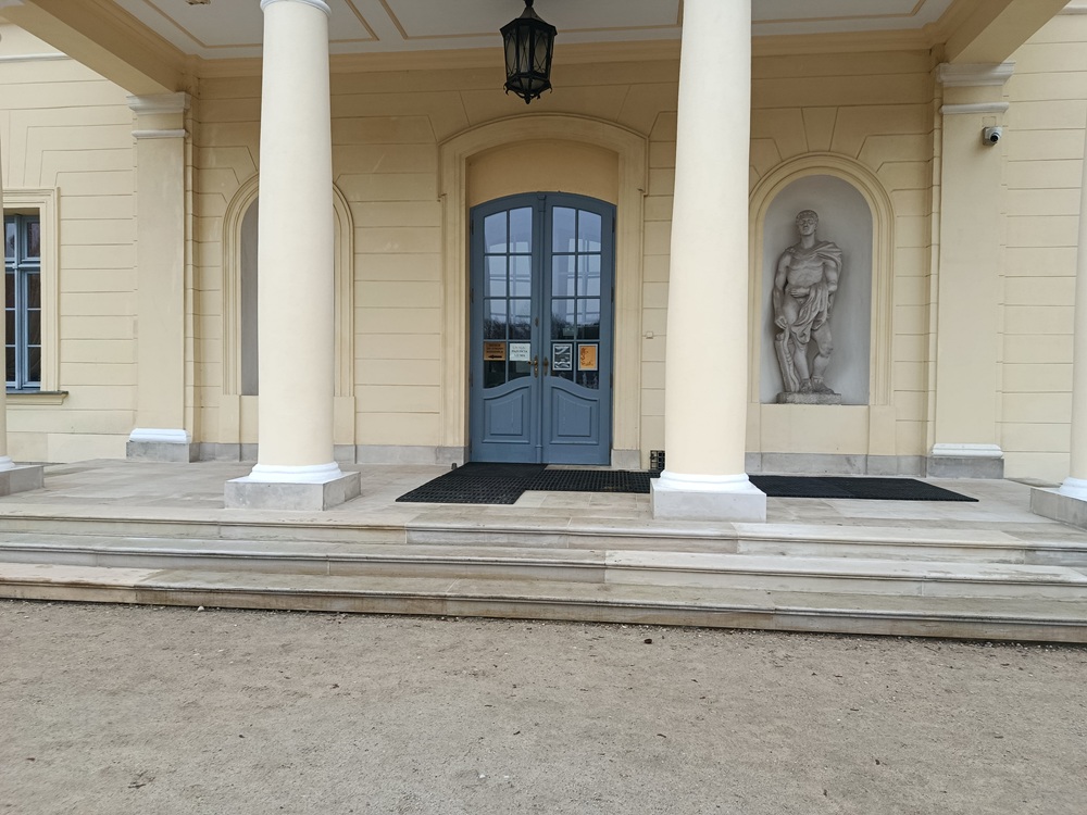 Opis alternatywny znajduje się w treści