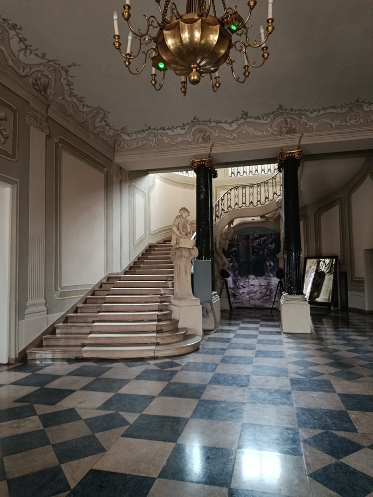 Opis alternatywny znajduje się w treści