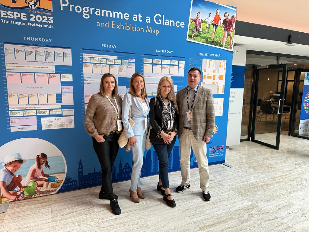 prof. Bossowski i współpracowniczki podczas konferencji