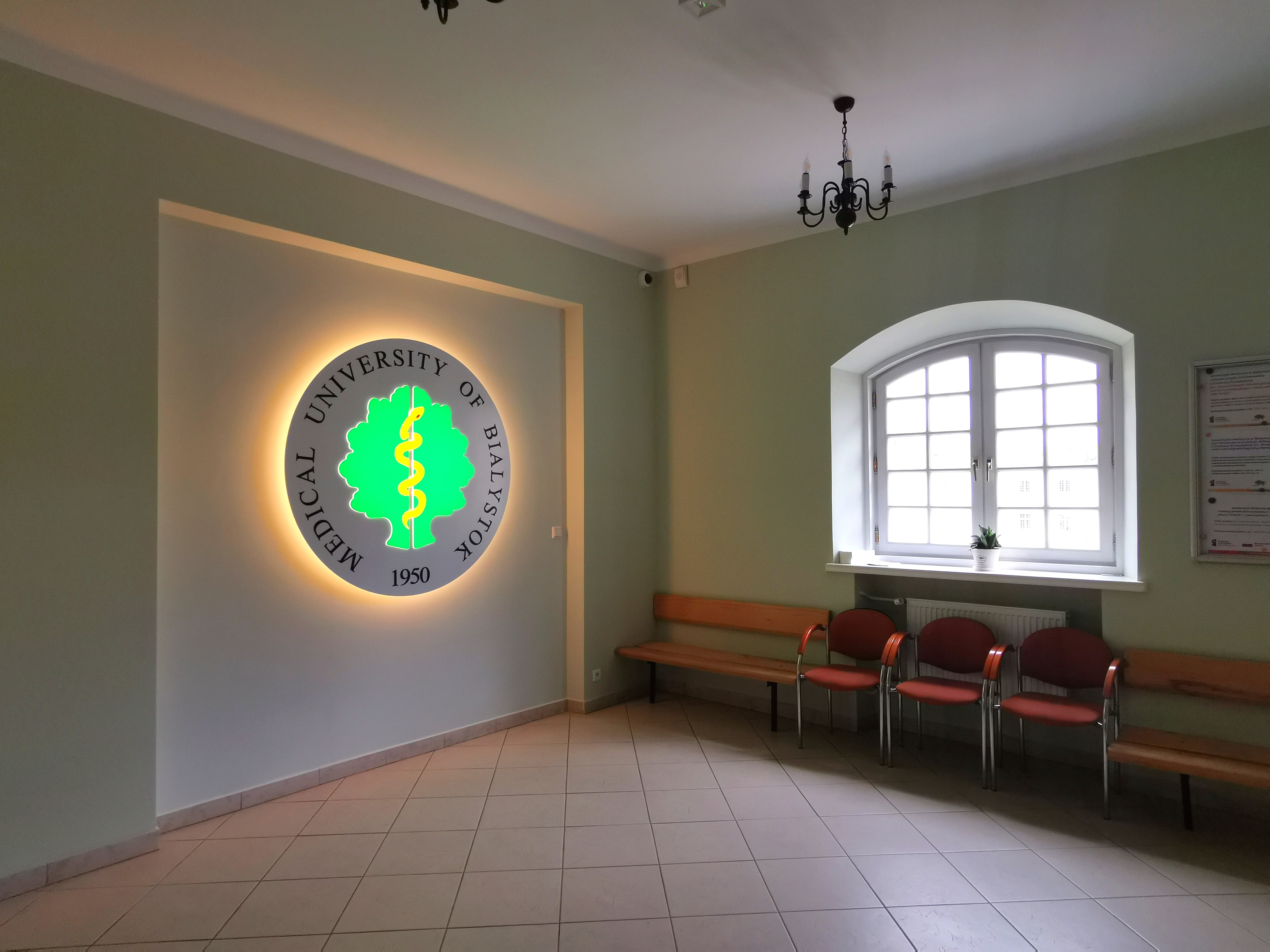 Logo UMB zamontowane na ścianie