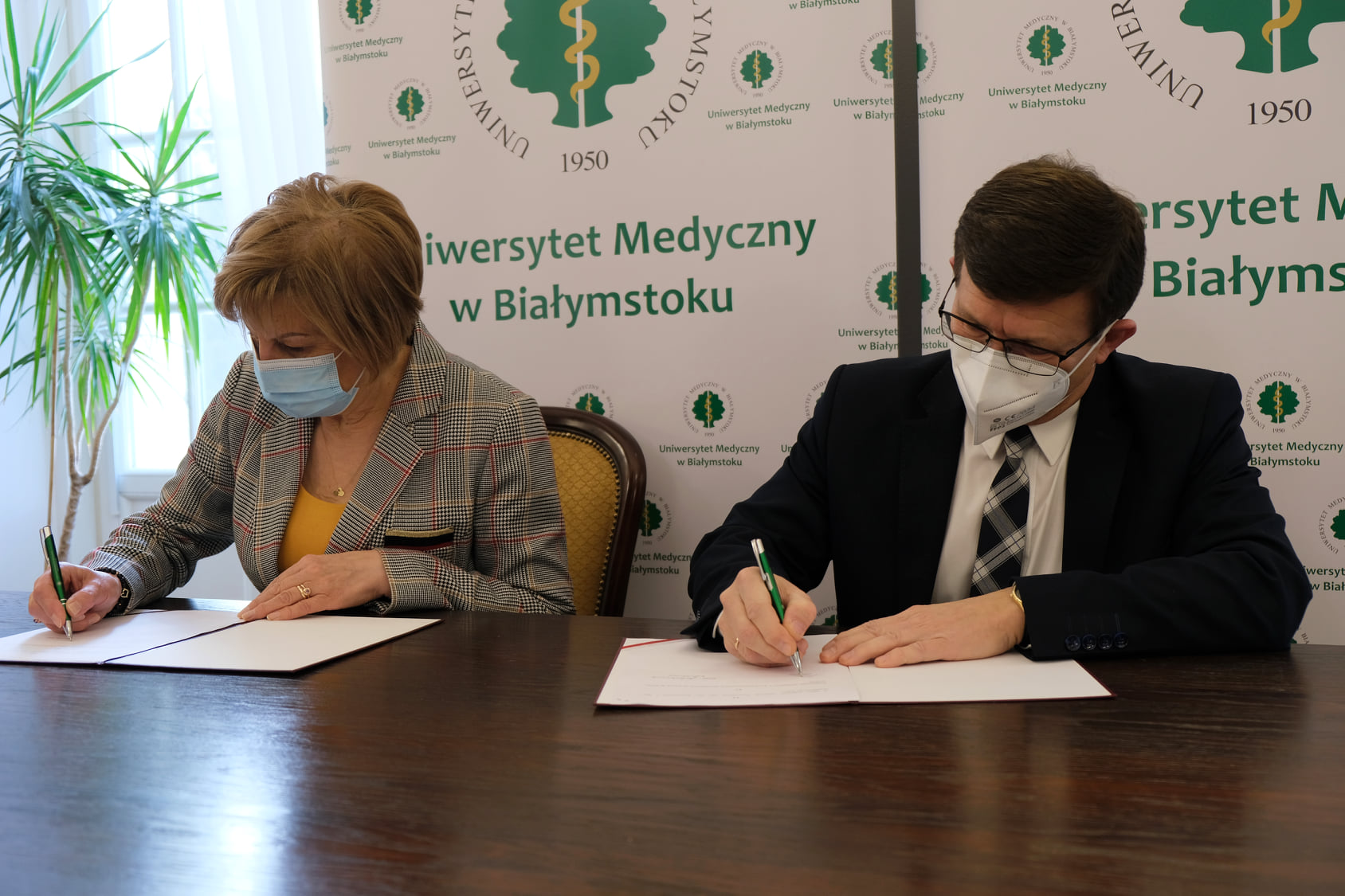 Dyrektor Stacji Sanitarno-Epidemiologicznej i Prorektor do spraw kształcenia zawodowego UMB podpisują porozumienie o współpracy. 