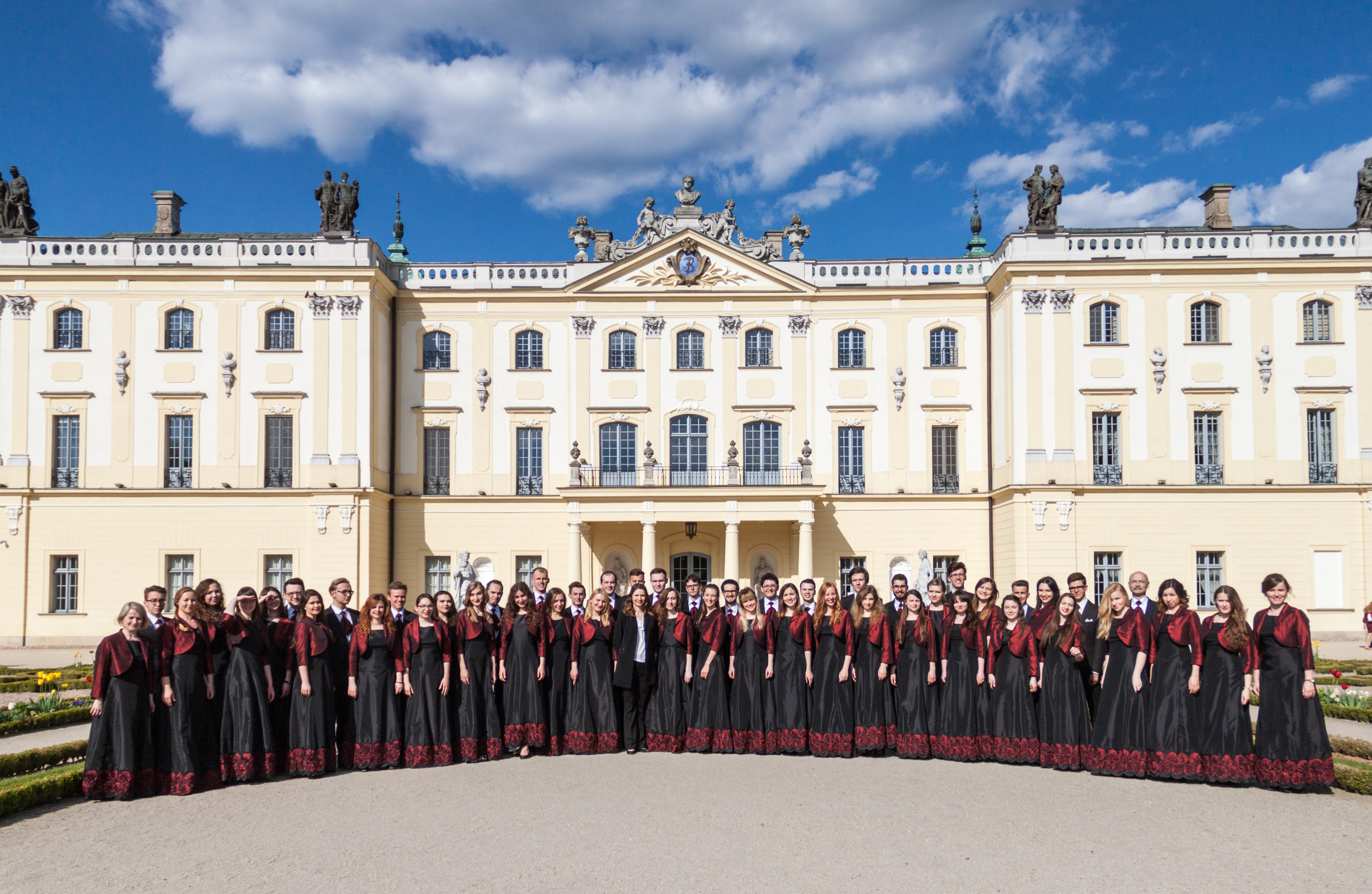 Chór Uniwersytetu Medycznego w Białymstoku na tle Pałacu Branickich od strony ogrodów.