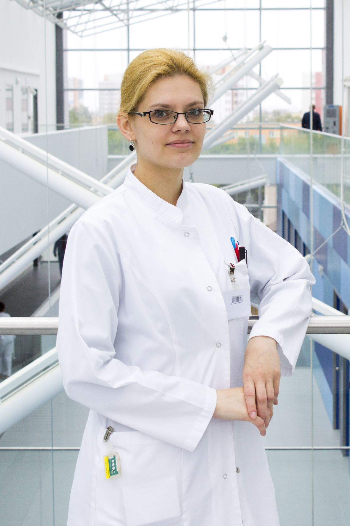 dr Karolia Pietrowska w holu Uniwersyteckiego Szpitala Klinicznego