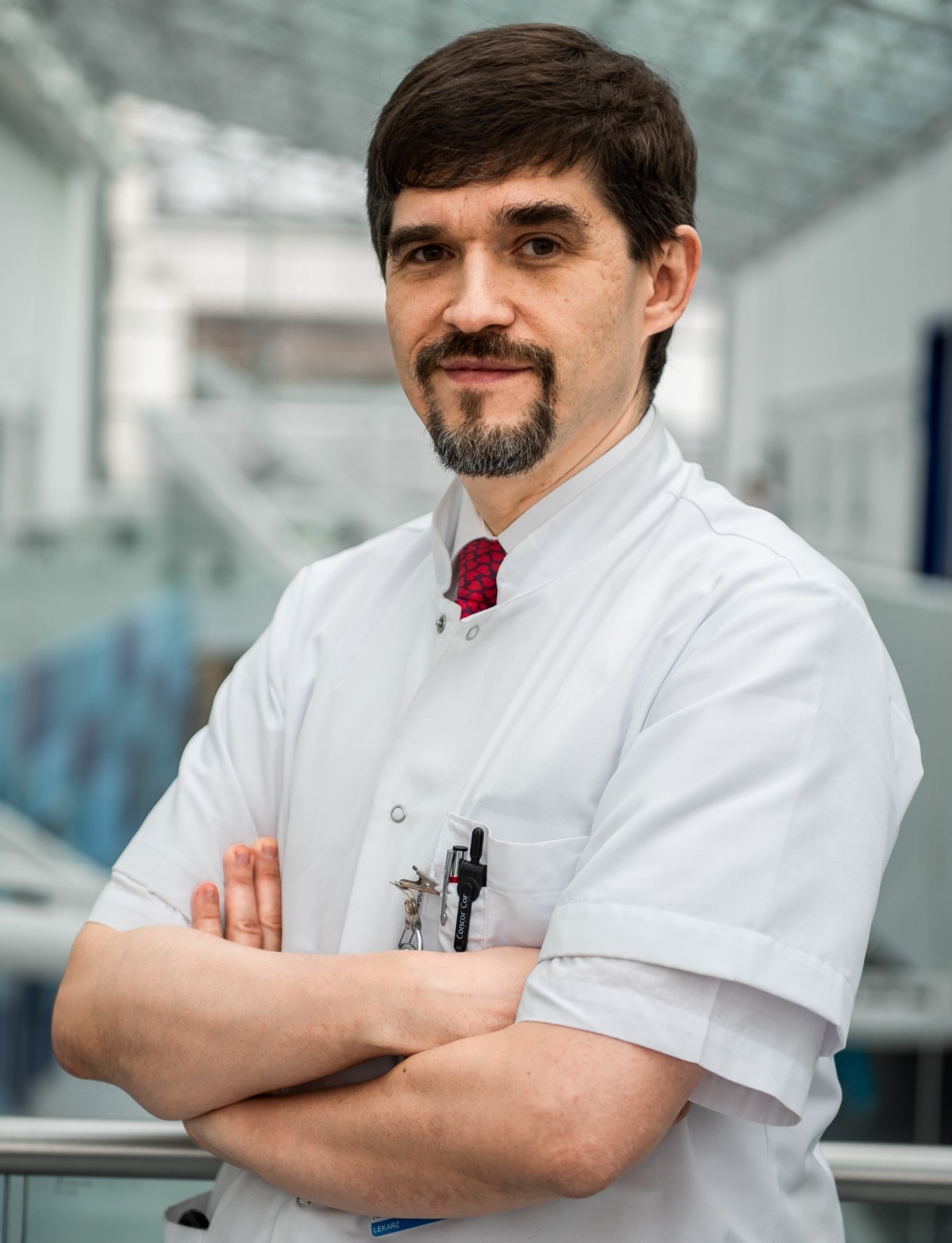 Profesor Karol Kamiński w holu szpitala. 