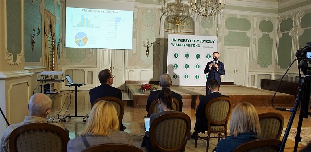 Zdjęcie: Prorektor Marcin Moniuszko podczas prezentacji wyników badań