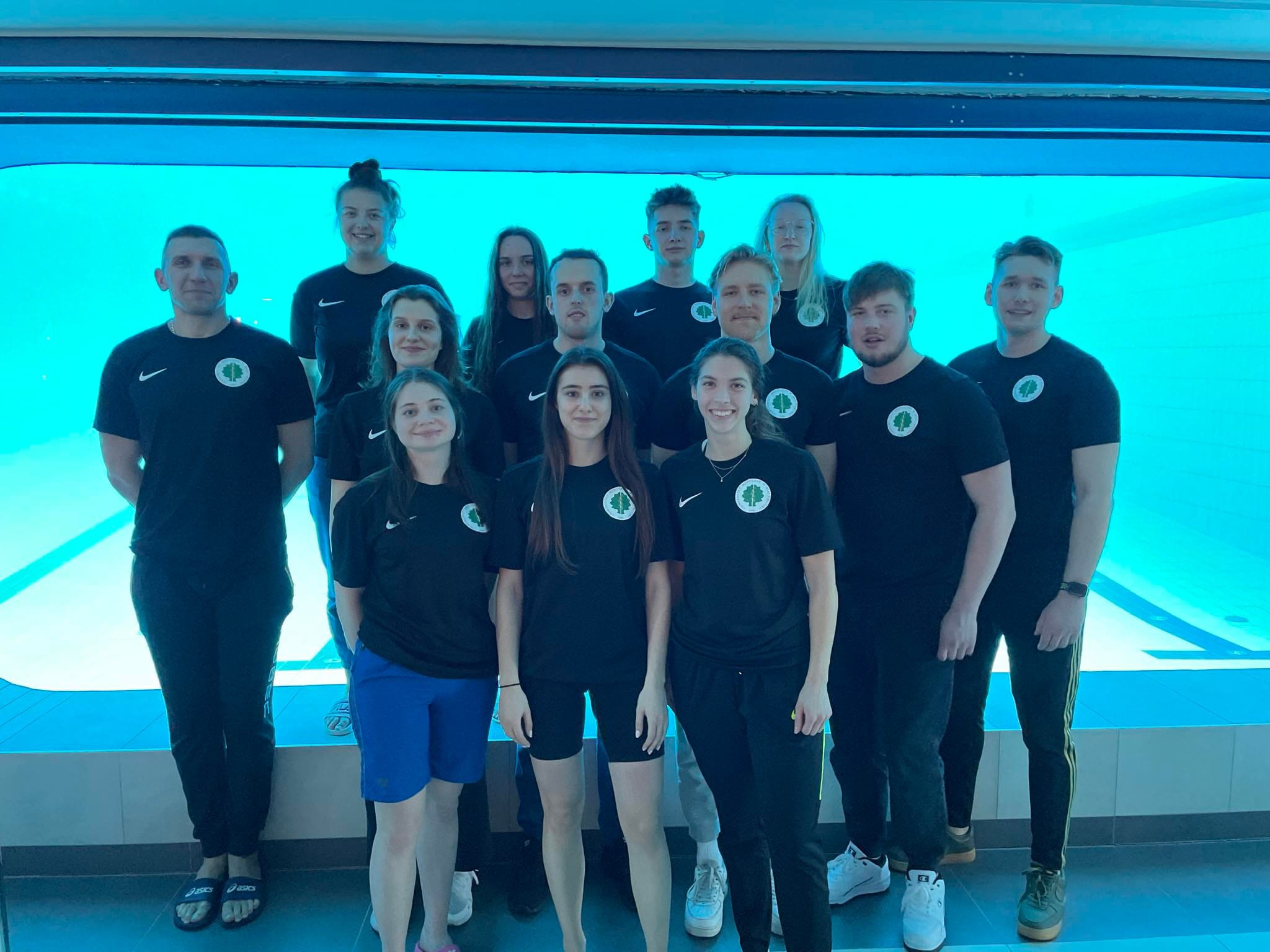 Reprezentacja studentów UMB z trenerem na Akademickcich Mistrzostwach Polski w Pływaniu w Lublinie