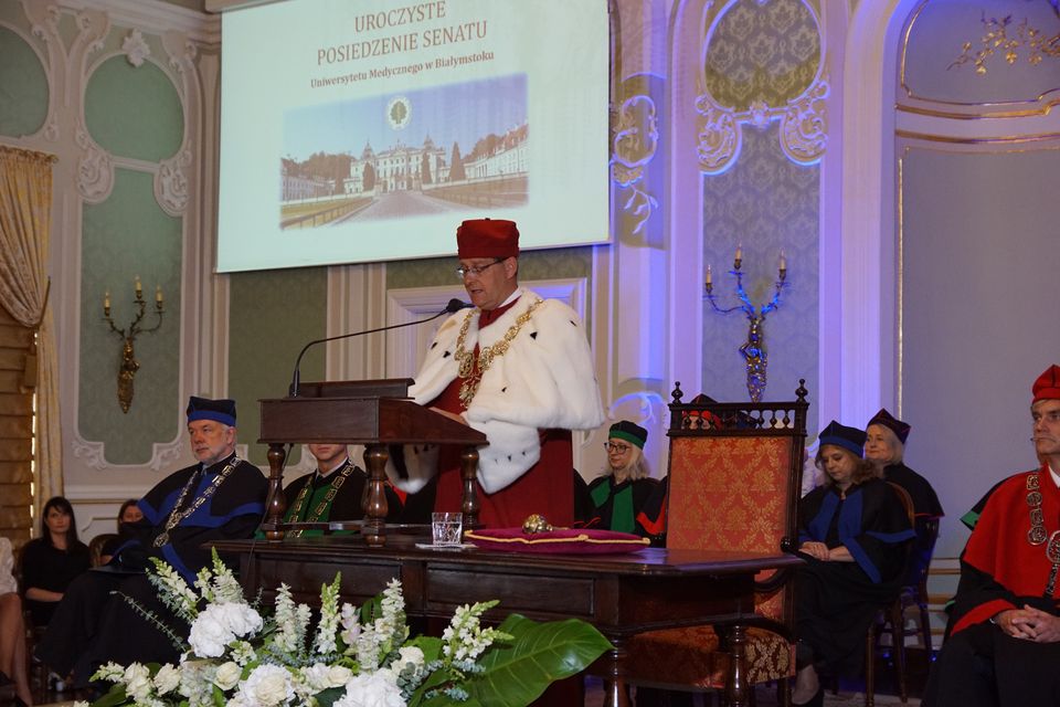Rektor UMB Adam Krętowski podczas przemówienia na Uroczystym Posiedzeniu Senatu w Aula Magna Pałacu Branickich