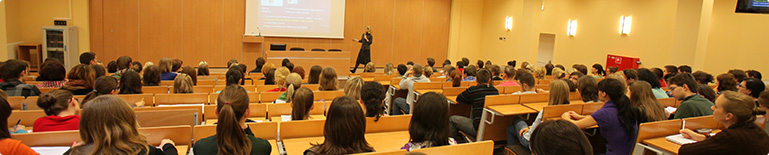 Koszt kursów. Studenci podczas wykładu.