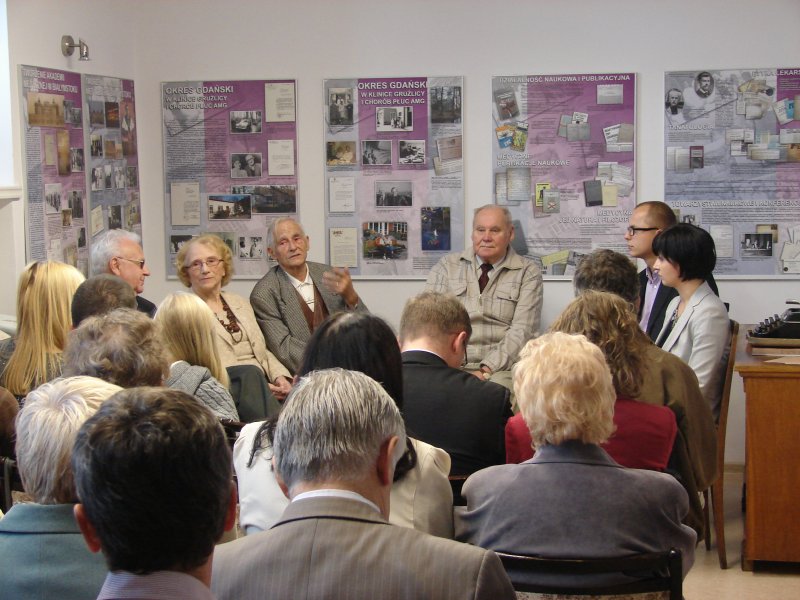 Link: Tajemnice codzienności pierwszych absolwentów