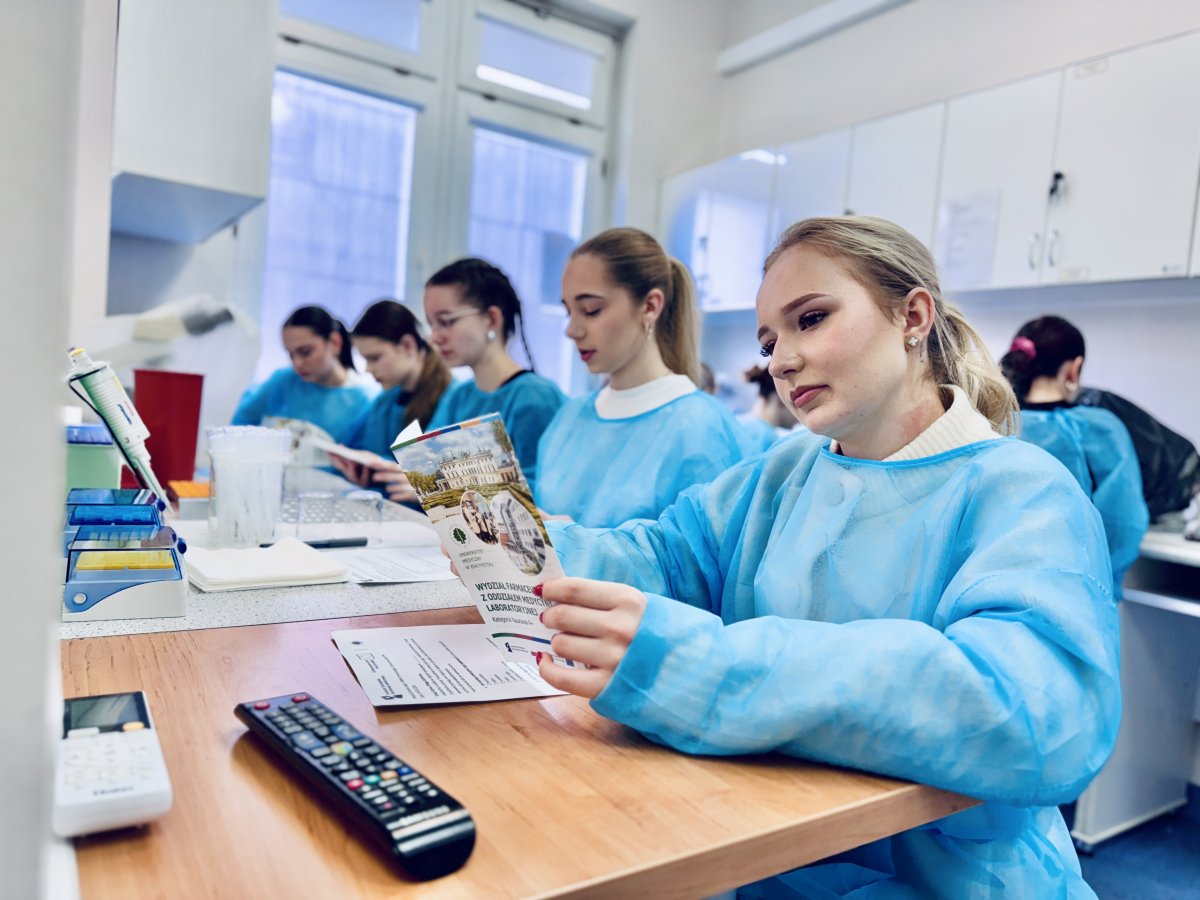 Link: Jak oznaczyć grupę krwi i kim jest radiofarmaceuta - ciąg dalszy zajęć pokazowych dla uczniów szkół ponadpodstawowych