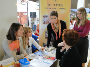 Studenci Dietetyki udzielający informacji o zasadach zdrowiego żywienia.