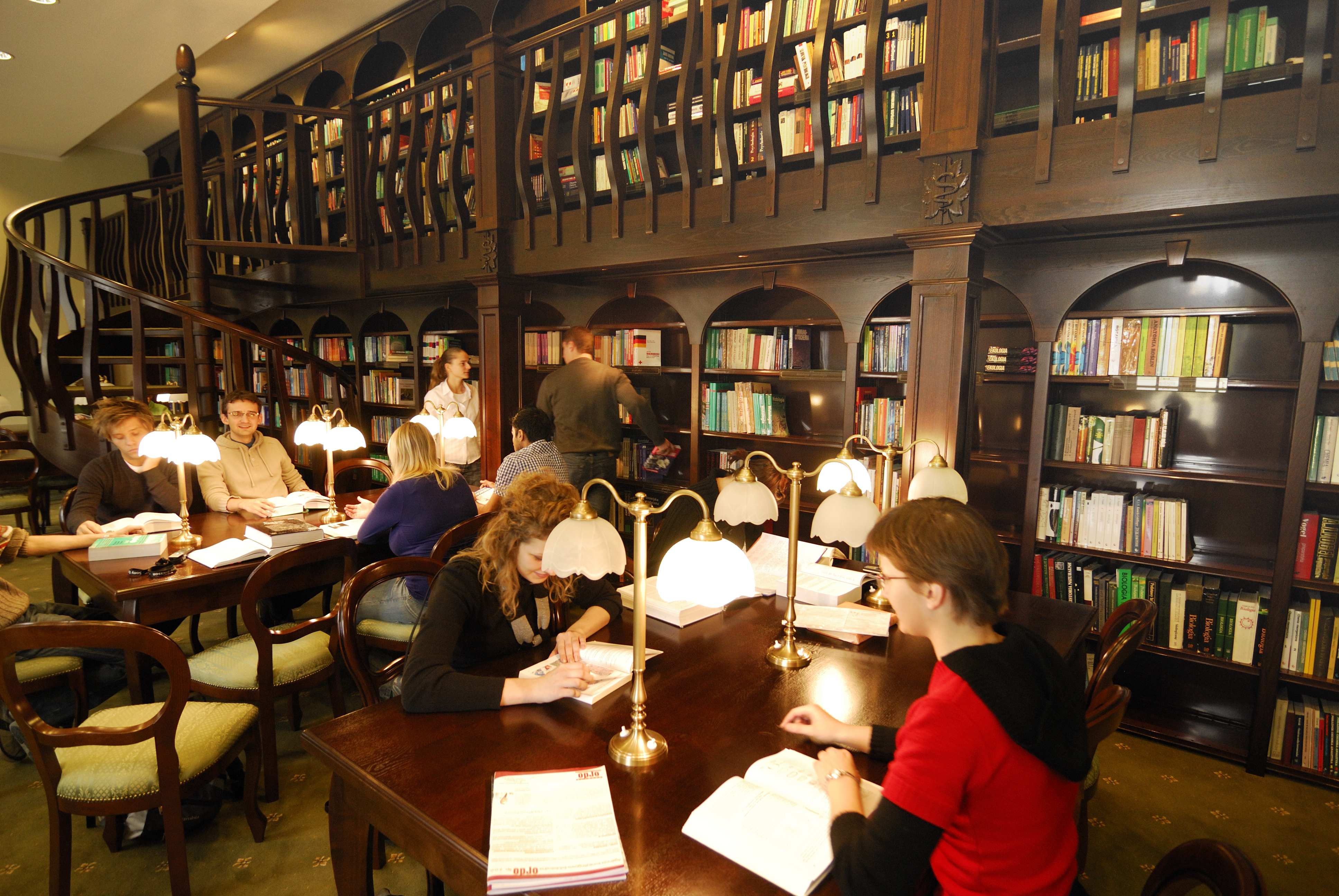 MUB students with MUB Rector in teh Library.